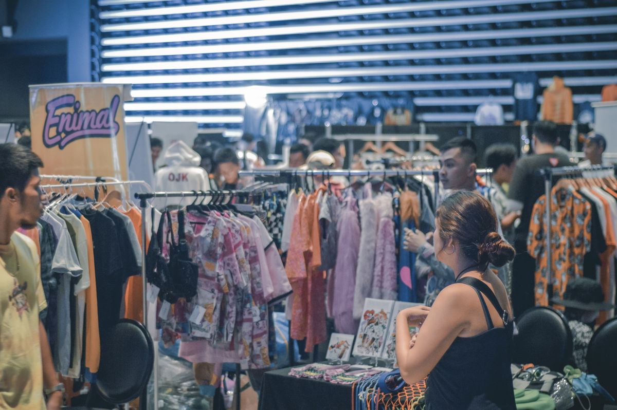 Diverse shoppers in a retail market illustrating customer lifetime value and loyalty
