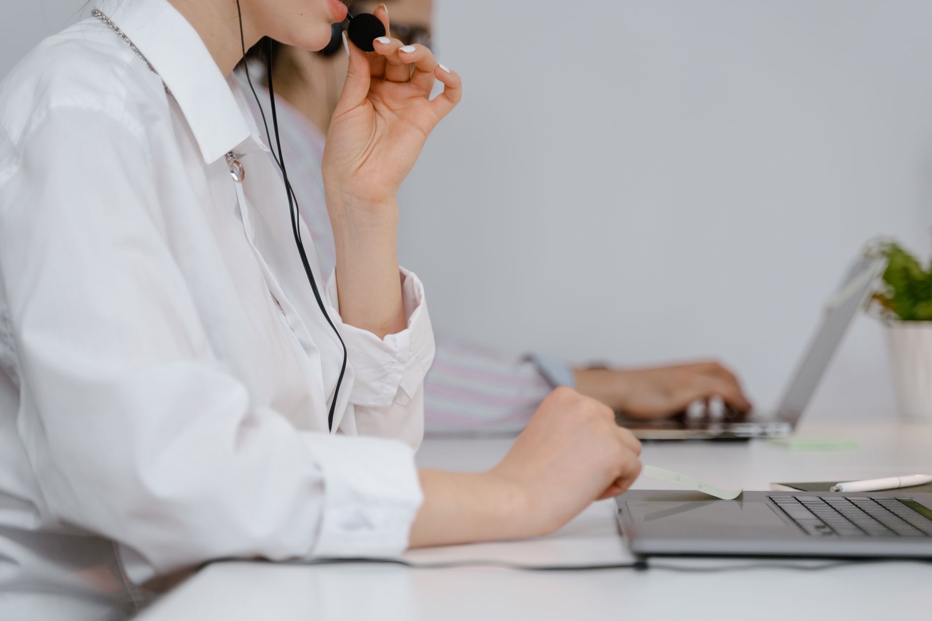 E-commerce Autopilot vs Hiring a Virtual Assistant