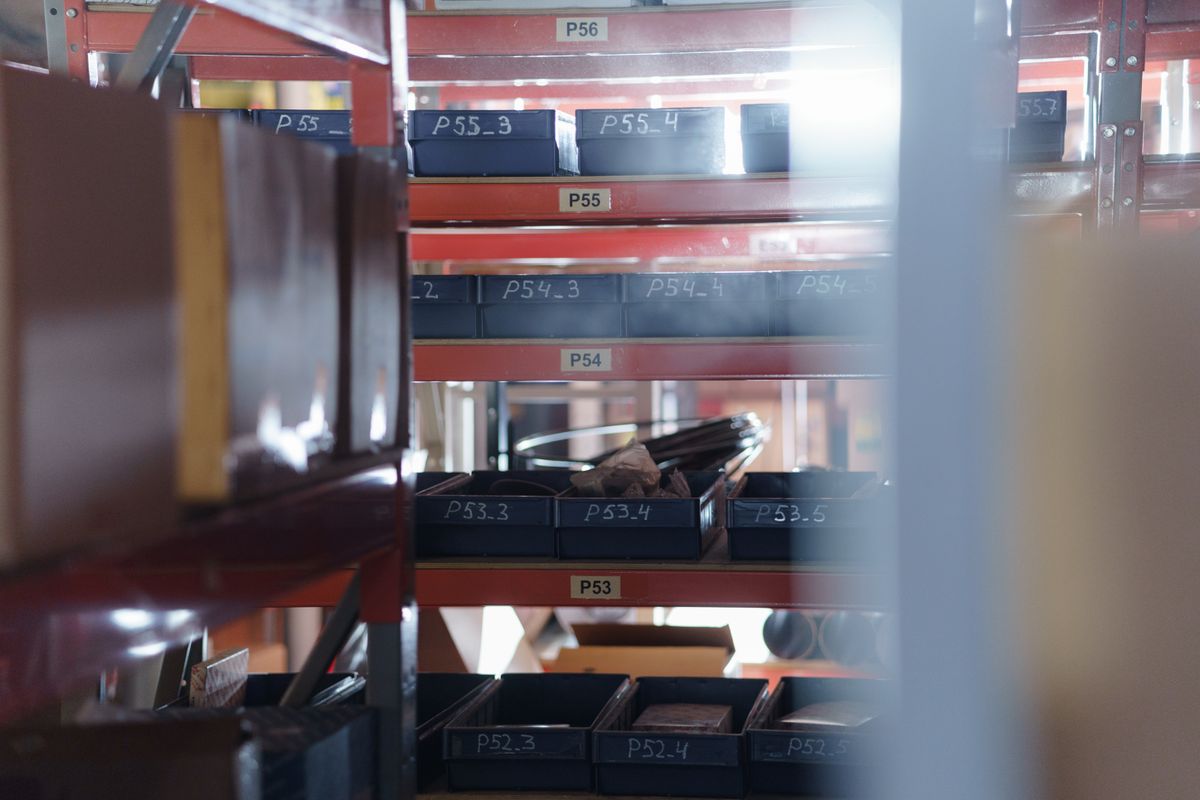 Shopware category SEO: labelled, numbered storage bins arranged in a clear hierarchy